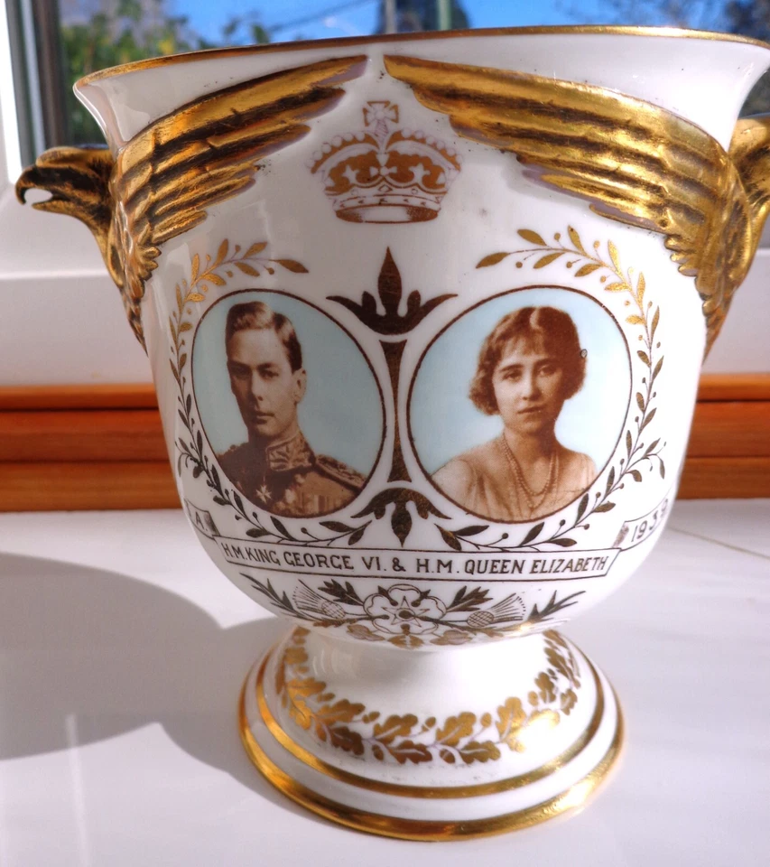 ROYAL CROWN DERBY LTD EDITION 1939 EAGLE HANDLD CUP/VASE KING GEO VI VISIT TO US - Image 2 of 4