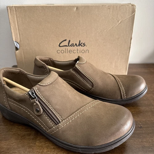 NUOVE scarpe mocassini Clarks donna Carleigh Ray taupe nabuk pelle marrone 10 M