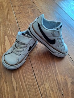Used Kids Unisex Nike White Trainers With Strape Size UK5.5