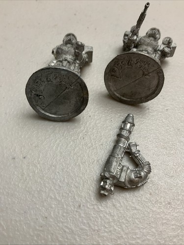 2 Metal Warhammer Figures Unpainted 1996 Space Marines? - Picture 6 of 6