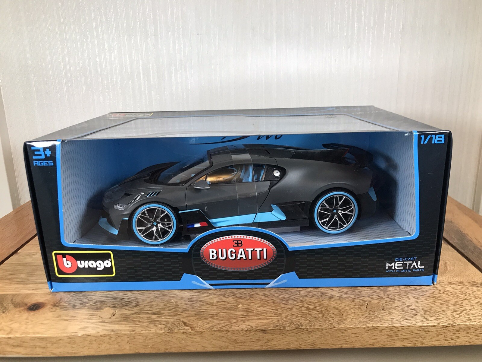 Burago 1:18 Diecast Model 18-11045 Bugatti Divo Grey/Blue Boxed Excellent