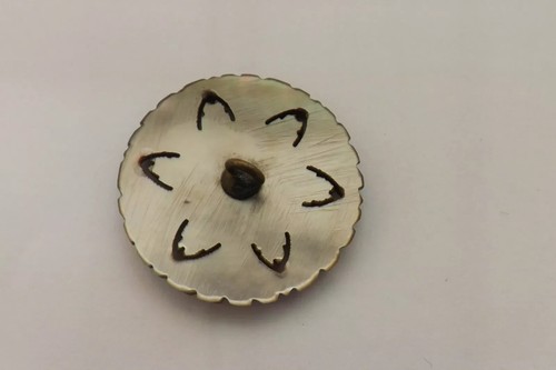 VINTAGE MOTHER OF PEARL BUTTON PRETTY FLOWER DESIGN 3cm (1440) - Picture 3 of 3