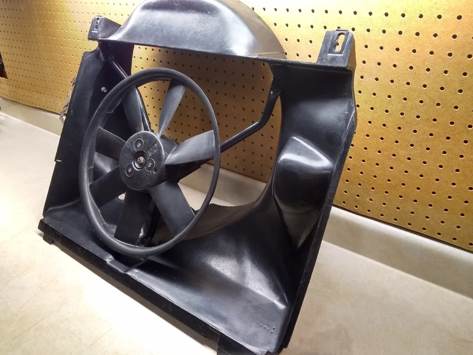 Cubierta de ventilador y ventilador auxiliar GM usados de colección, Corvette C3 1979-82, # 14028585, fecha 1980 Foto 3 de 4