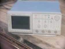 Tektronix TDS 520B 2-CH Digitizing Oscilloscope w/ InstaVu 500MHz 1GS/s
