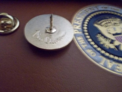 Bill Clinton Signature Blue Cobalt 24k Gold Plated Presidential Lapel Pin - 第 5/5 張圖片