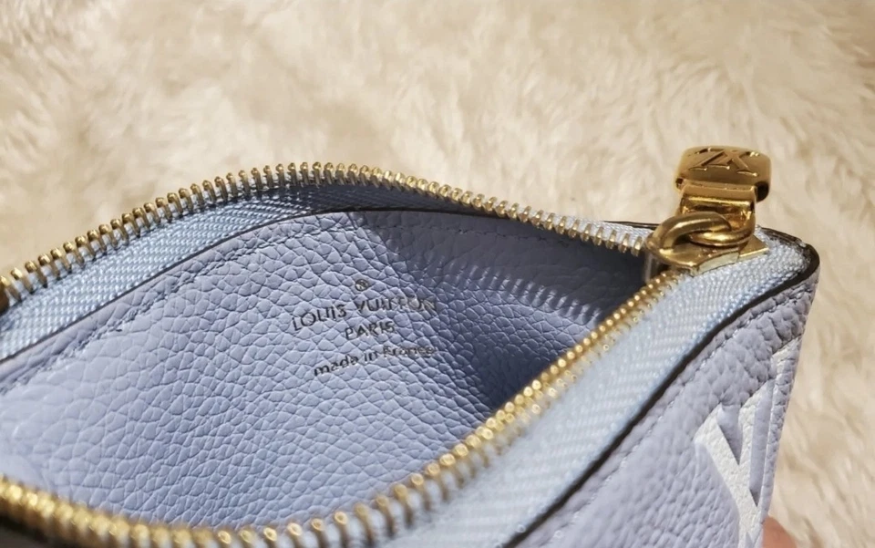 Bolsa de cuero Louis Vuitton Signature con monograma gigante junto a la piscina Foto 3 de 4