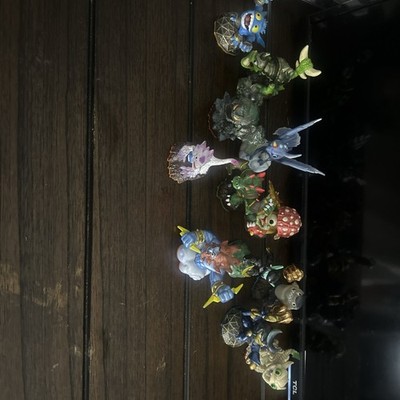 Skylander Activision Lot Of 12 (DAMAGED SKYLANDERS SHOWN IN PICTURES)