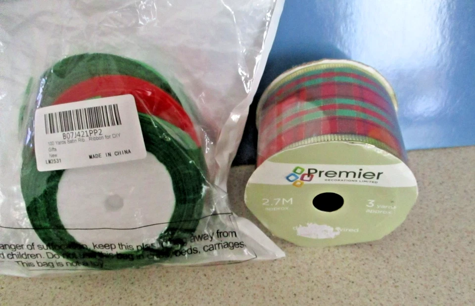 CARRETE DE CINTA DE TARTÁN CON CABLE PREMIER Y 4 CARRETES DE CINTA DE SATÉN VERDE Y ROJO ¡ARTESANÍA! Foto 2 de 4