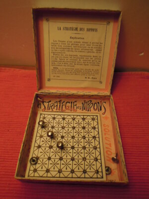 Jeu De Société Ancien : La Stratégie Des Nippons – N.K. Paris – Complet TBE