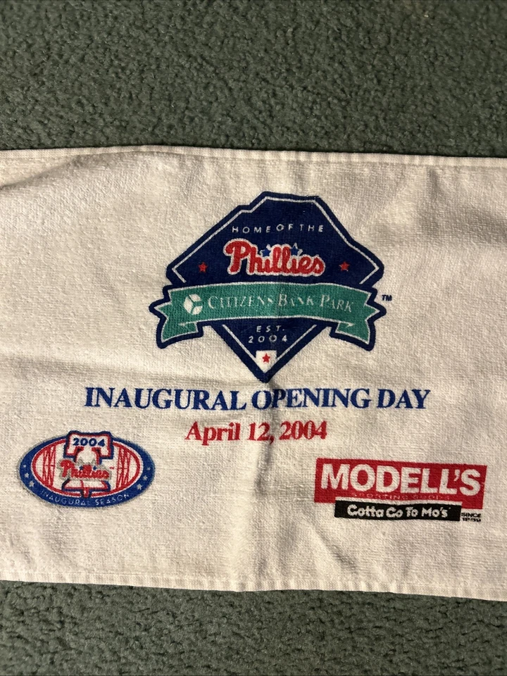 Toalla de rally inaugural del día de apertura de los Filis 2024 Model’s 12 de abril de 2004 regalo de Navidad Foto 2 de 4