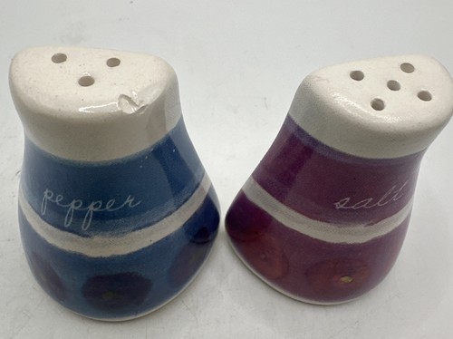 Saleros y pimenteros de cerámica púrpura y azul gift co tinta 2.5”’por 2” parte posterior plana - Imagen 2 de 21
