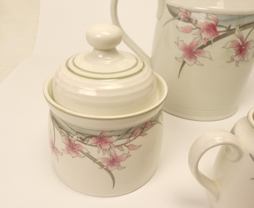 Vintage Royal Doulton Teapot Sugar Bowl Milk Jug Set Fresh Flowers L.S.1052 - Picture 7 of 14