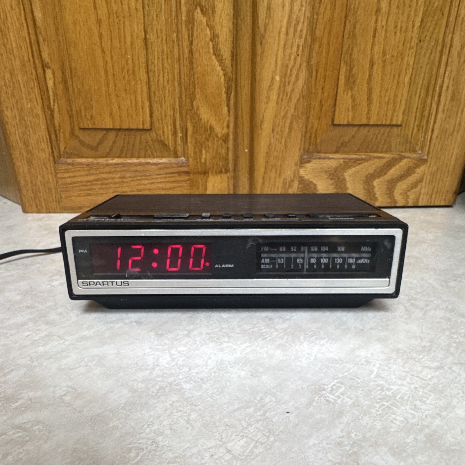 Vintage Spartus CR-24 Digital Clock Radio AM/FM Alarm Snooze Black/Brown