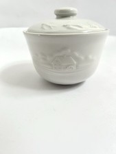 Zuccheriera Mulino Bianco anni ’80 in porcellana bianca con decoro a rilievo