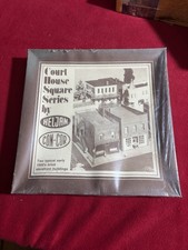 Heljan Court House Square Series Two Typical 1900’s Brick Storefront Buildings