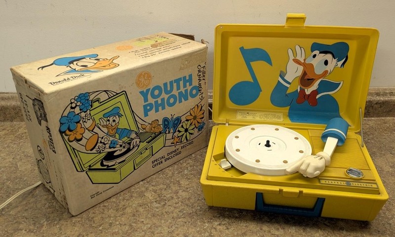 Vintage 1968-72 General Electric Youth Phono Donald Duck Record Player w/ Box