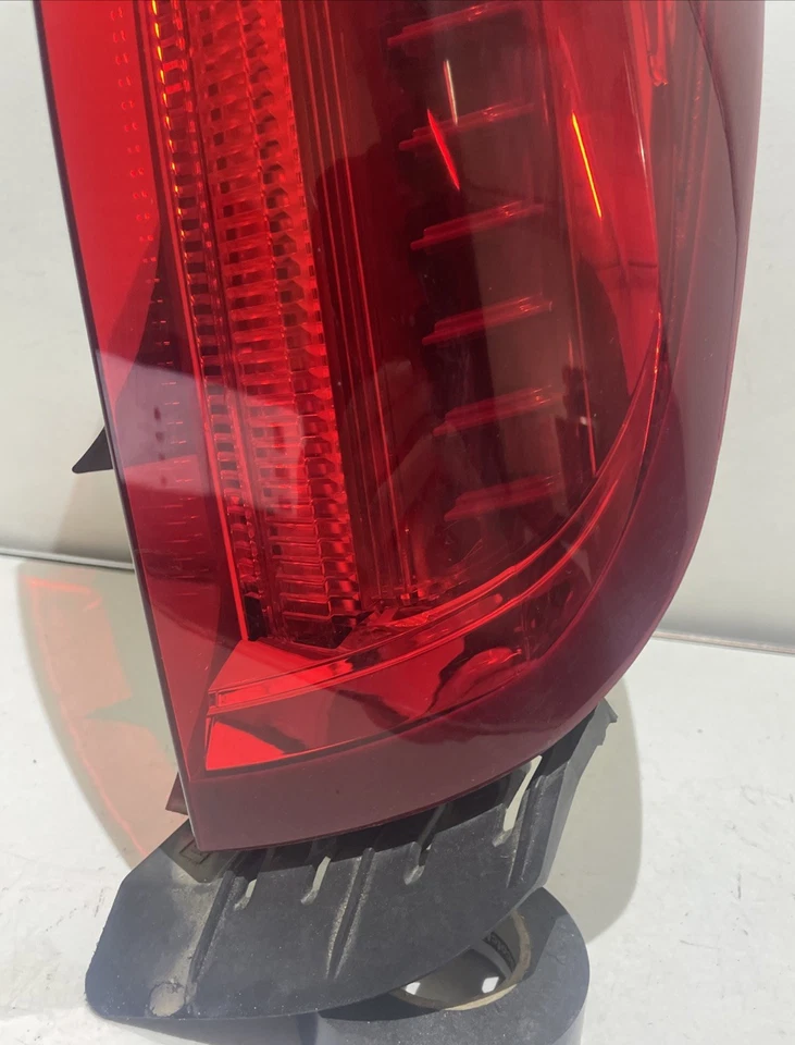 Cadillac XTS 2013-2017 luz trasera LED pasajero derecho OEM 0632 Foto 4 de 4