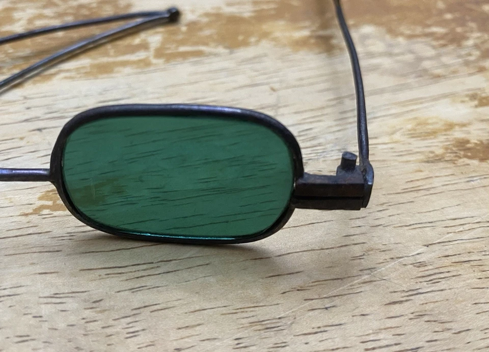 Gafas de sol antiguas victorianas de vidrio verde Foto 3 de 4