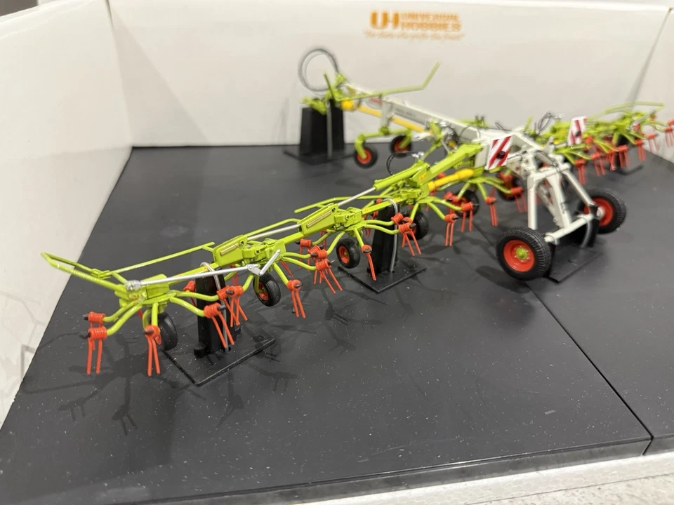 Universal Hobbies - Claas Volto 1320 T Tedder - UH2749 - 1:32 Scale - Mint/New - Image 2 of 4