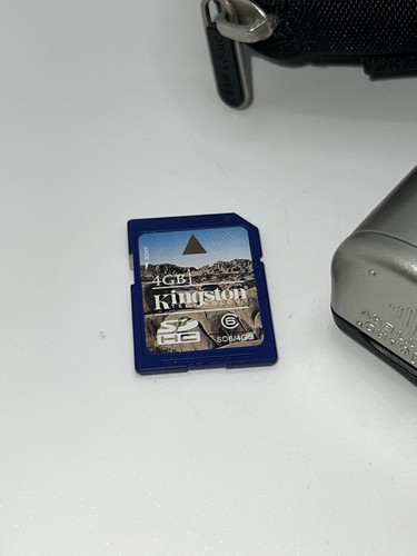Nikon Coolpix L31 16.1MP Digital Camera Bundle w/ Case & SD Card - Great Shape! - Picture 2 of 8