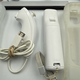 Nintendo Wii Console Guitar Hero Bundle &ndash; Les Paul Guitar + Game -