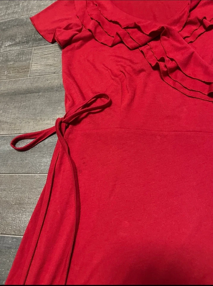 Vestido rojo manga corta con volantes cuello en V envolvente con cinturón y división lateral talla M Foto 2 de 4