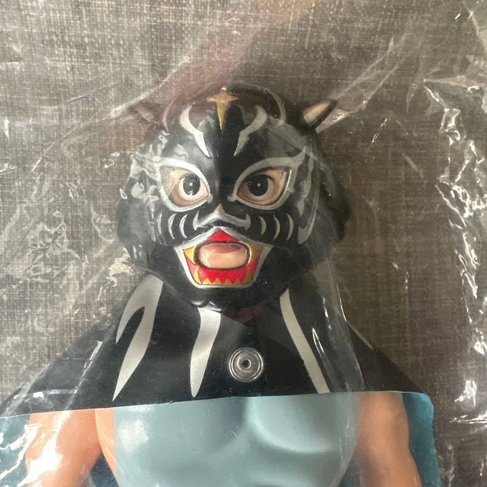 Экшн-фигурка Medicom New Japan Pro-Wrestling Black Tiger Sofubi 1-е поколение б/у - Изображение 4 из 4