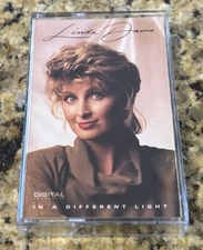 LINDA DAVIS- IN A DIFFERENT LIGHT CASSETTE CAPITOL NASHVILLE C4 94829