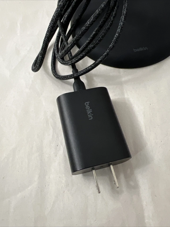 Suporte de carregamento magnético Belkin BoostCharge Pro 3 em 1 WIZ023TTBK LEIA** USADO - Imagem 3 de 4