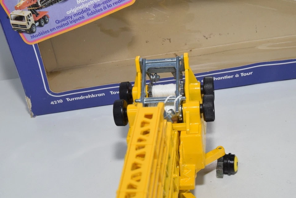 B74 1:55 SIKU 4210 MERCEDES-BENZ GRU A TORRE GRU A TORRE GIALLA MIB MOLTO RARA! - Immagine 3 di 4