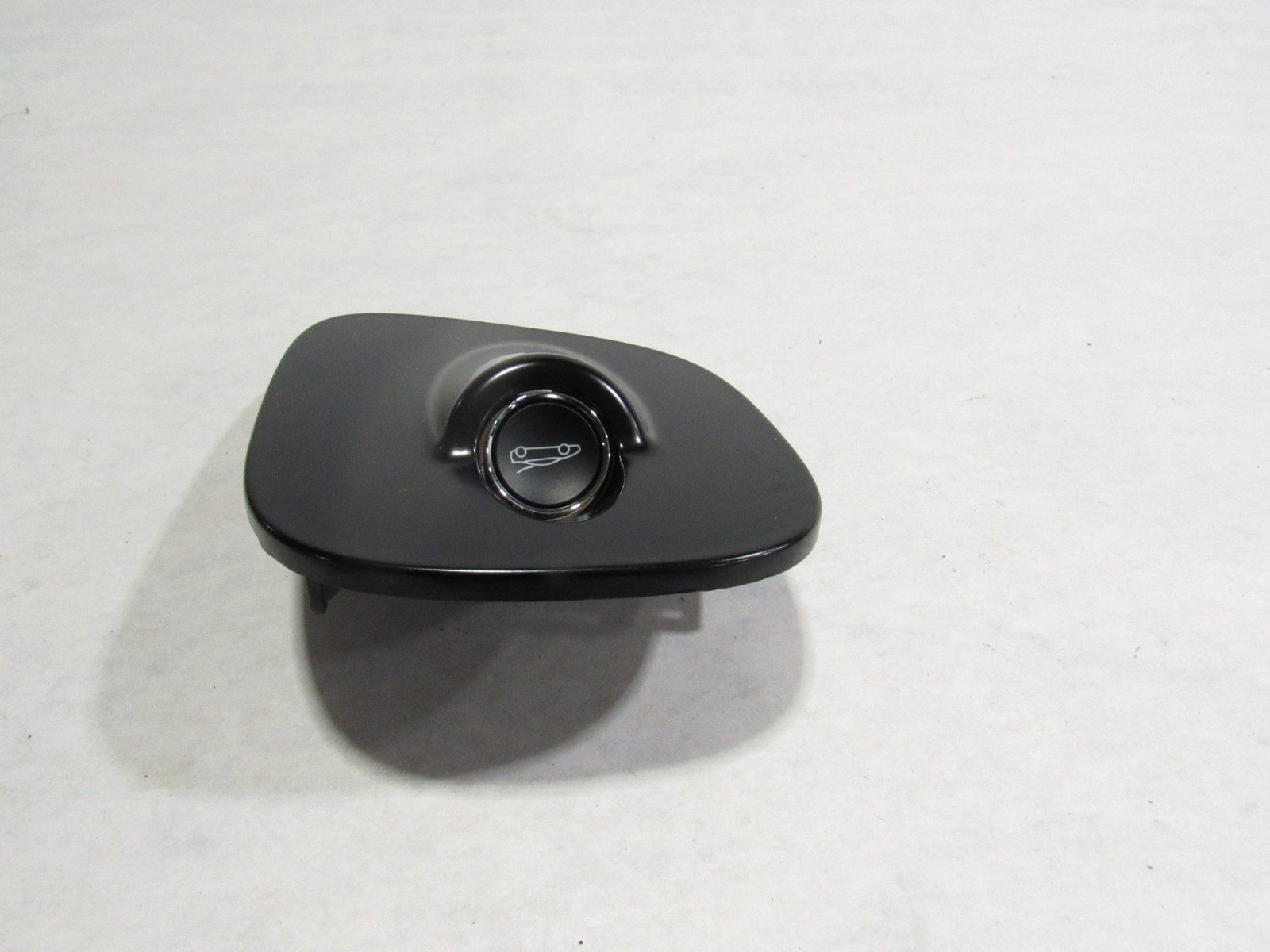 20-23 McLaren GT 2021 Rear Trunk Storage Release Switch Button W/ Cover Trim ;:Y