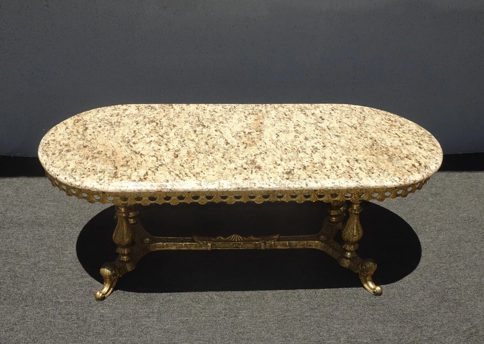 Mesa de centro francesa Louis vintage de mármol con falda de latón ornamentado y base ornamentada Foto 4 de 4