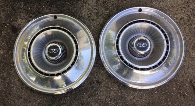 Lot Of 2 Vintage Original 1968 Buick Riviera Hubcap Rim Wheel Cover Hub