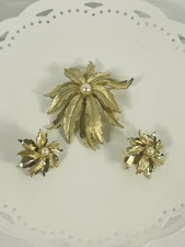 Emmons Vintage Layered Leaf Brooch & Earrings Set Gold Tone Clip-Ons Faux Pearl