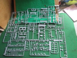 ASSORTED MILITARY VEHICLE KIT PARTS (1:35 SCALE) LOT U69