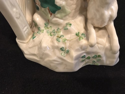 Belleek castle turret porcelain vase w/ dog, harp and cross, 6th gen shamrock - Picture 15 of 17