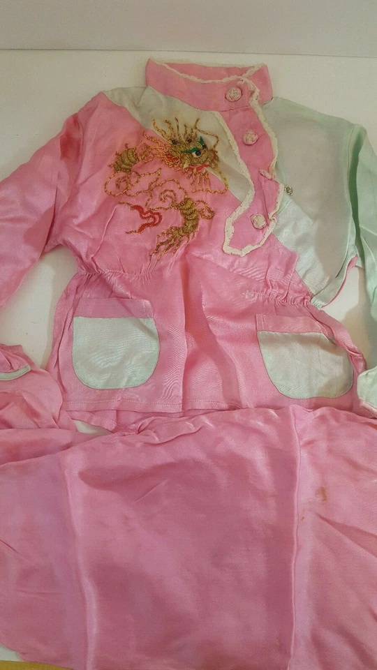 Antiguo/Vintage Traje Oriental Infantil Rosa Seda Dragón Bordado 2 Piezas Muñecas Foto 2 de 4