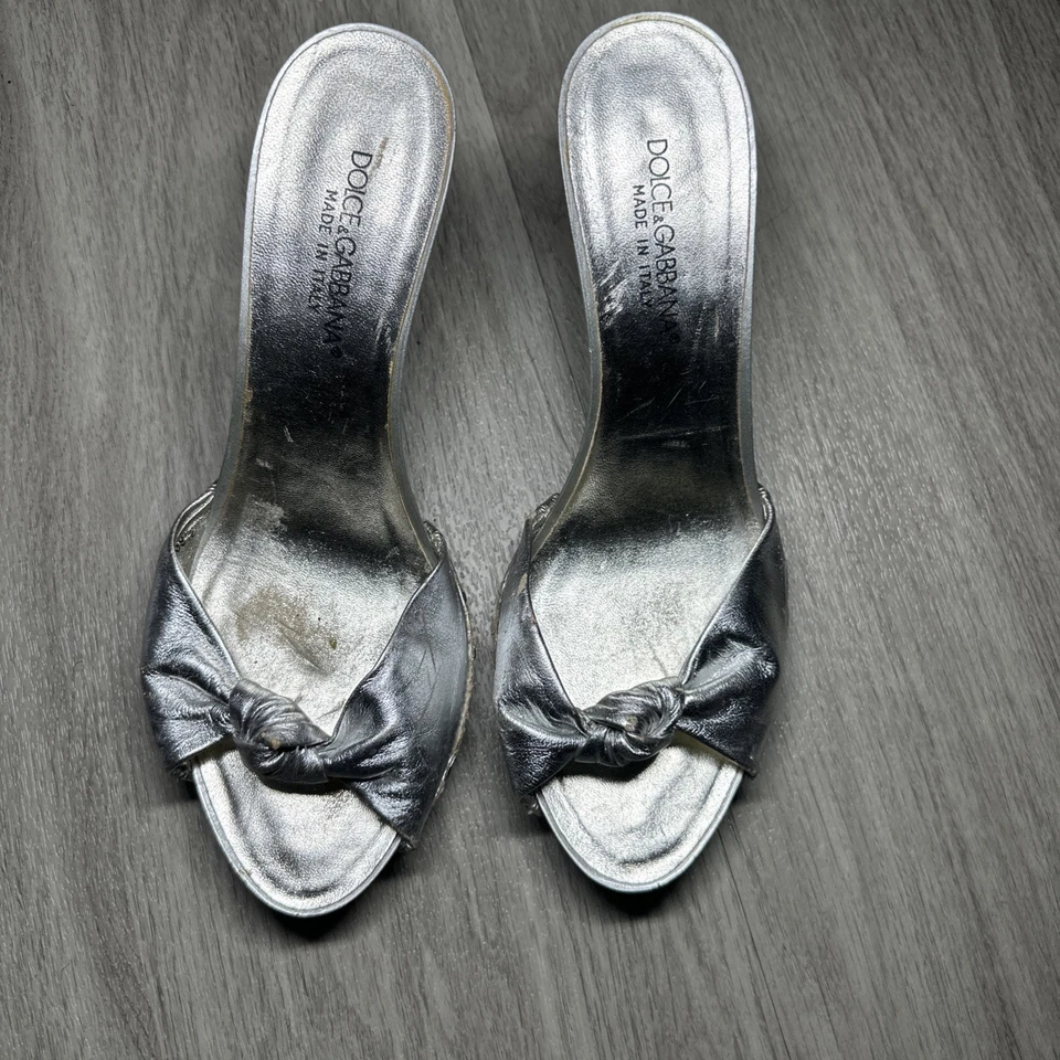 VINTAGE! DOLCE  & GABBANA Women’s Sliver Zoccolo Bowtie LEATHER SANDAL EURO 39.5 - Image 2 of 4