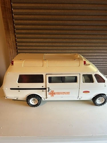 Vintage 1970’s Tonka Rescue Ambulance Van White Top With Gurney/1 Figure
