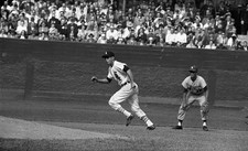 Photo:Luis Aparicio White Sox 1959 baseball game field action crowd