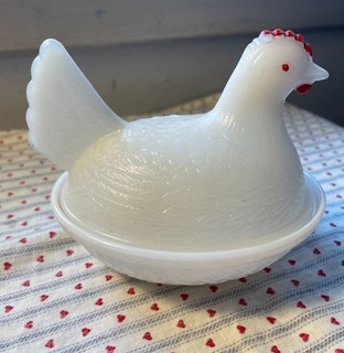 Vintage Milk Glass Hen on Nest in Nice Condition