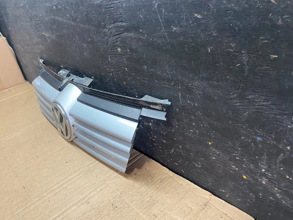 Parrilla superior delantera cromada OEM v2509 DG Volkswagen Jetta 1999-2005 Foto 2 de 4