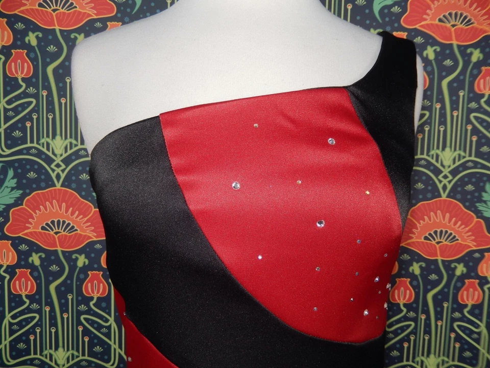 Vestido Hoco Vintage Años 90 Y2K Negro Rojo Rayas Gótico Grunge Un Hombro Cristales Foto 3 de 4