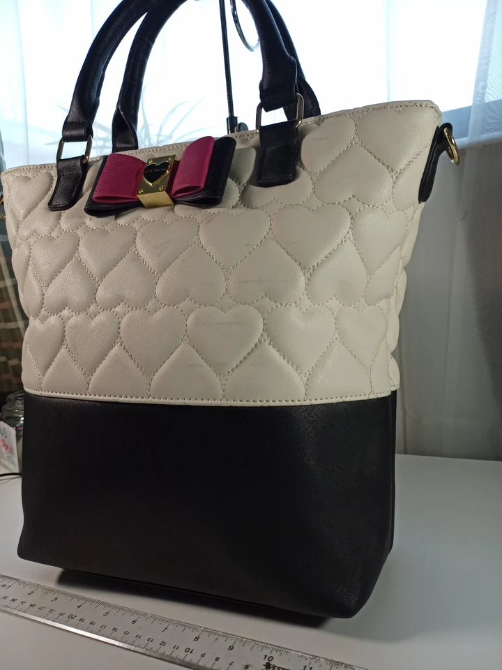 Betsey Johnson 大号黑色白色托特包钱包绗缝 PVC 金色五金件 — 第 4/4 张图片