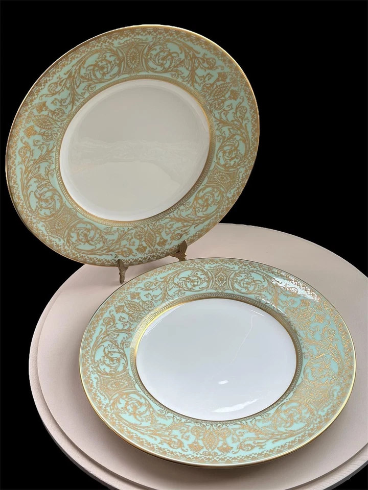 Pair of 2 Royal Worcester Embassy Green Dinner Plates 27cm Christmas Table Decor - Image 2 of 4