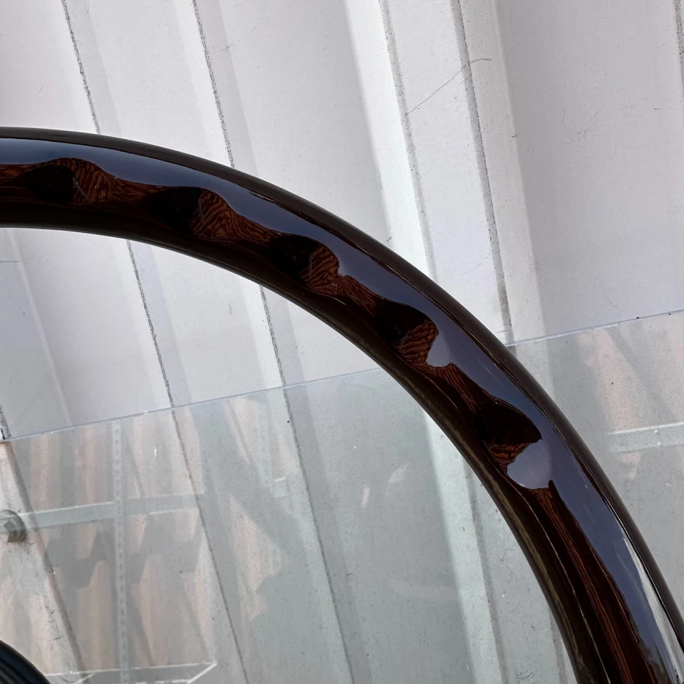 Volante negro de 15" con empuñadura de madera y botón oficial de bocina Chevy - 6 orificios Foto 4 de 4