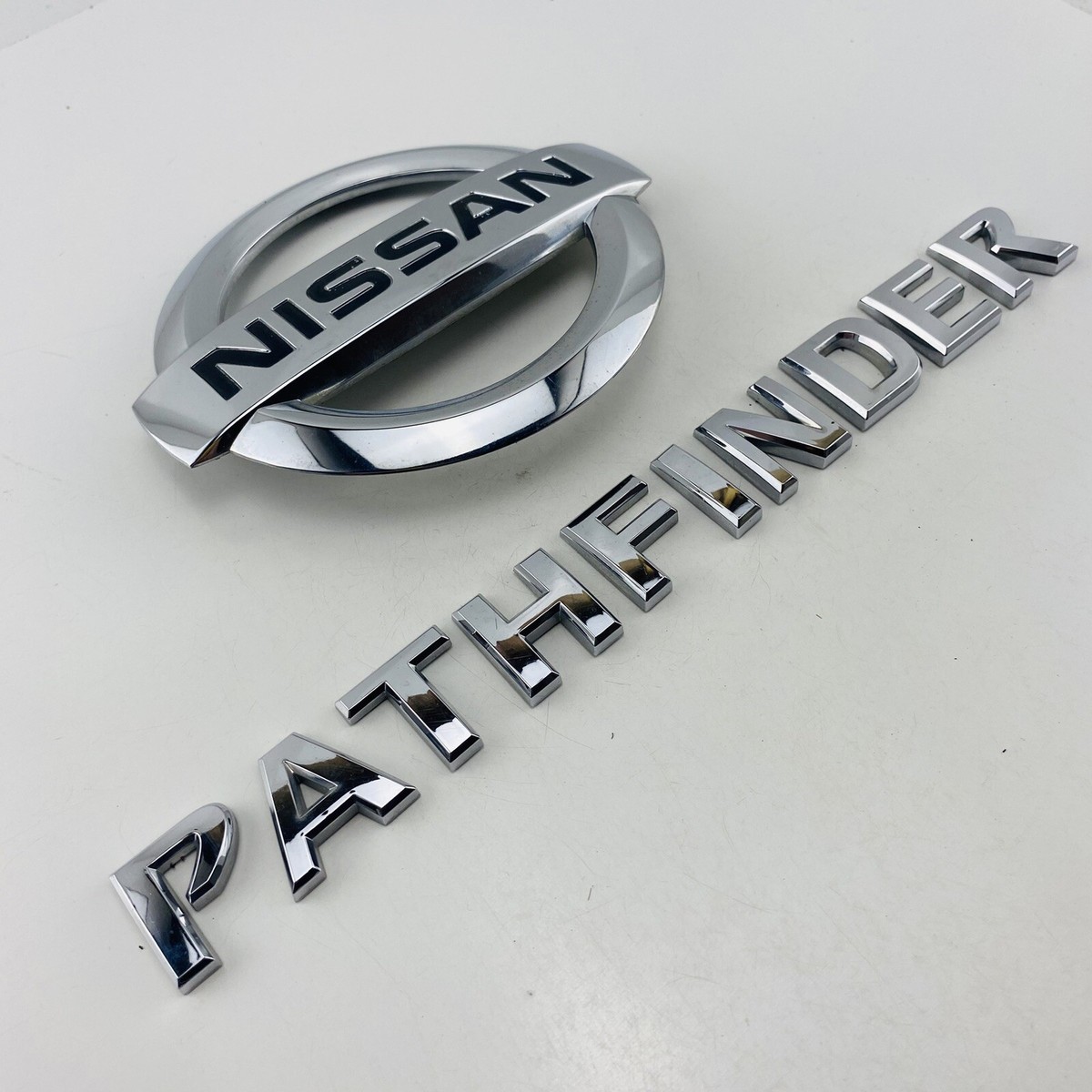 マークアンドロナ エンボスロゴ
キムタク モデル 完売品 2005-2012 Nissan Pathfinder Emblem Logo Symbol Badge Trunk