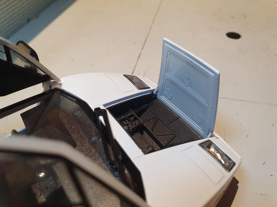 Lamborghini Countach LP5000 White Wolf of Wall St 1:24 Scale Diecast Model Car - Image 4 of 4