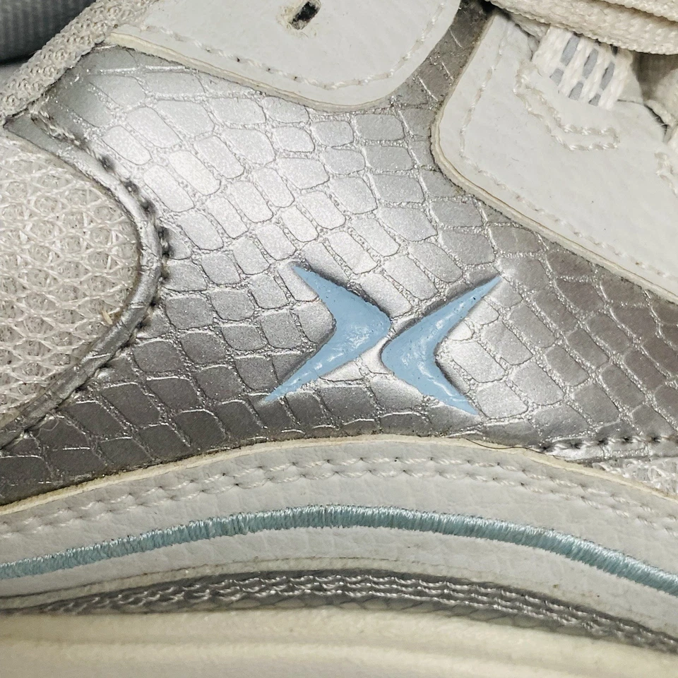 Zapatilla deportiva ortopédica de malla elástica AETREX para mujer blanca plateada azul talla 7 Foto 4 de 4