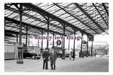 bb1160 - Policeman at Euston Station in 1963 - print